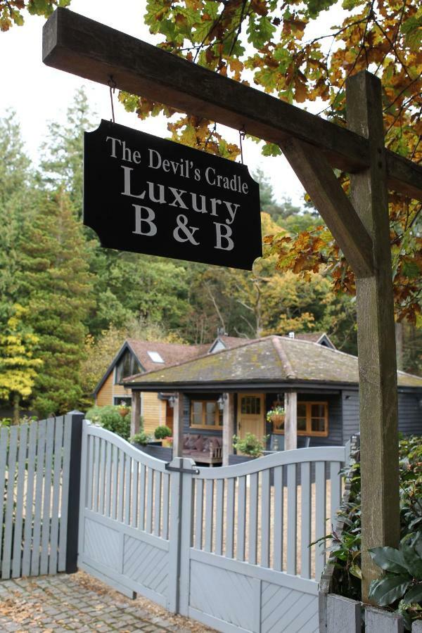 Hotel The Devils Cradle Farnham  Exterior foto